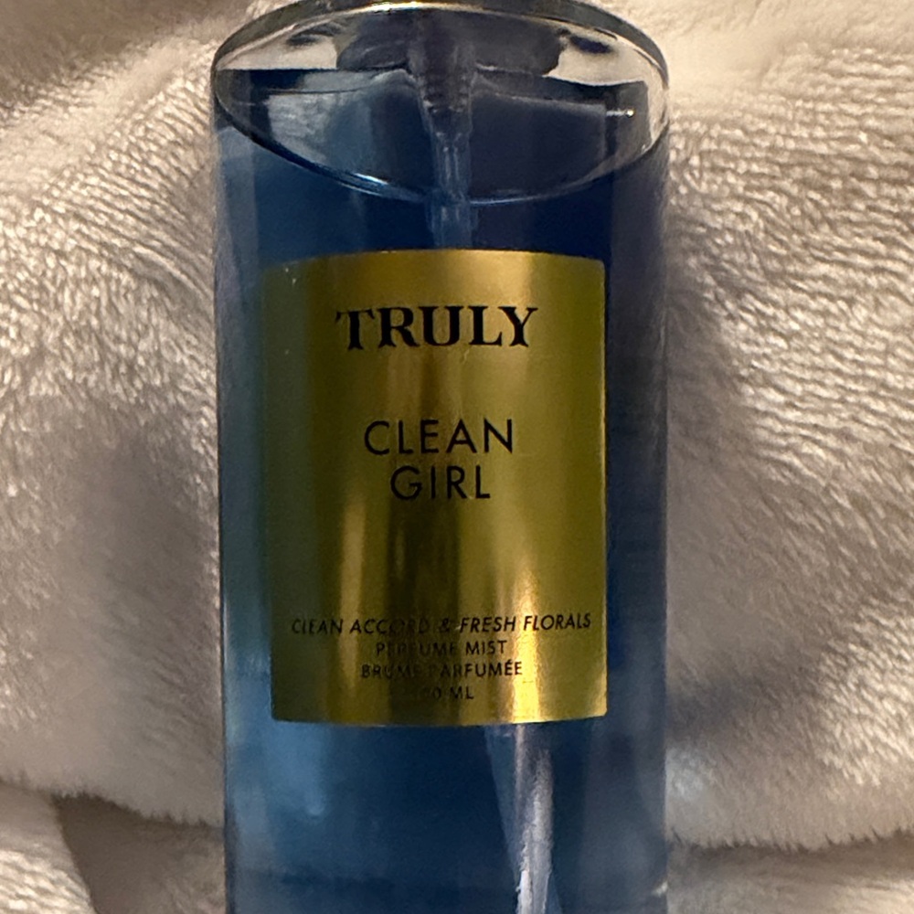 TRULY Clean Girl Perfume BNIB - Picture 2 of 4